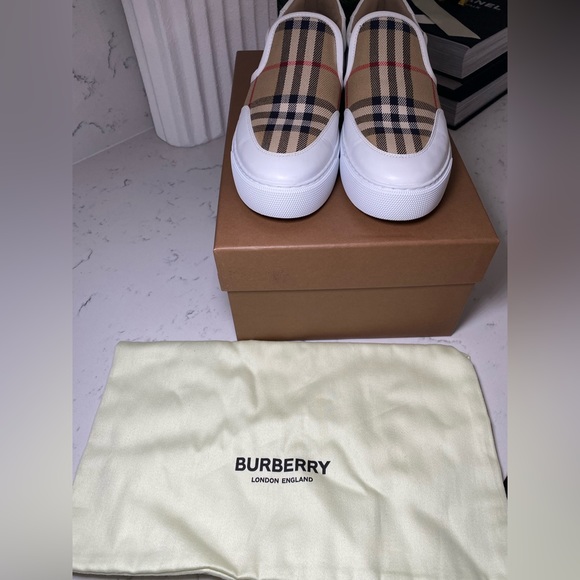 Authentic Burberry Beige Slip-On
Size: 36.5 - Picture 4 of 6